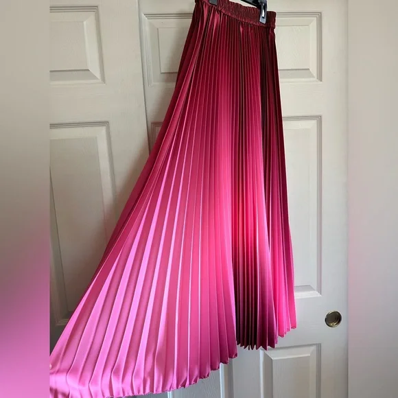 Pleated long pink skirt - Picture 2 of 2